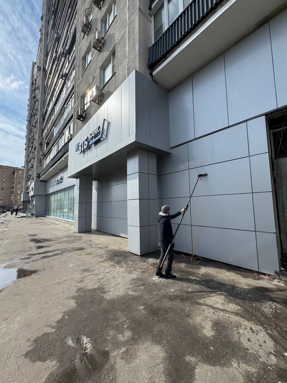 Мытье фасадов и вывесок